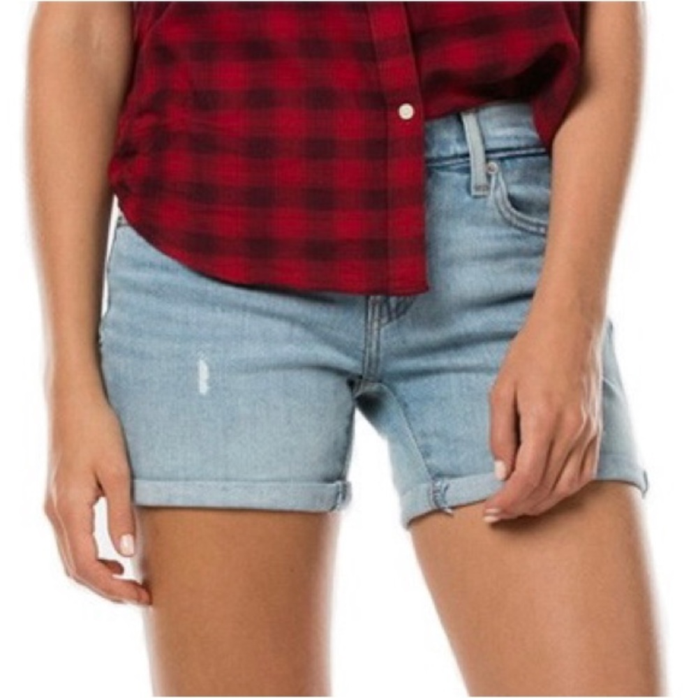 Levi’s Mid Length Midi Cuffed Shorts Baileya Root
Light Wash Women’s W29